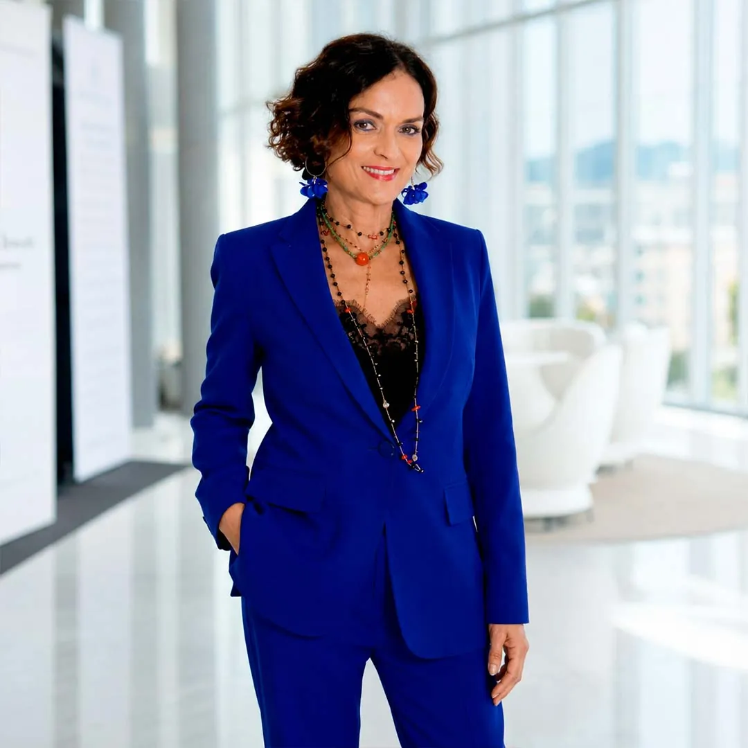 Asun Arias, con traje azul, en una oficina
